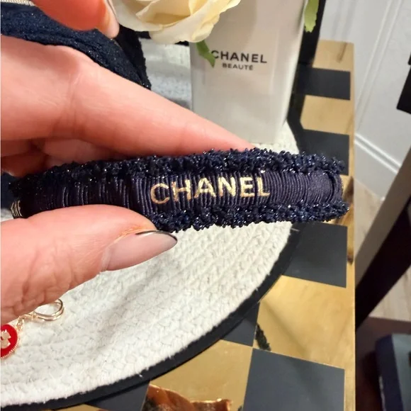 UPDATE 3/19/26: CC Beauté Crossbody Pouch, headband & novelty brooch + Charm NIB - Picture 9 of 17